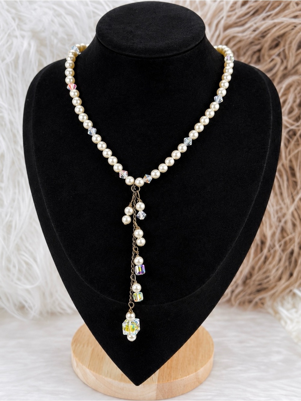 Gorgeous faux pearl reflective costume necklace